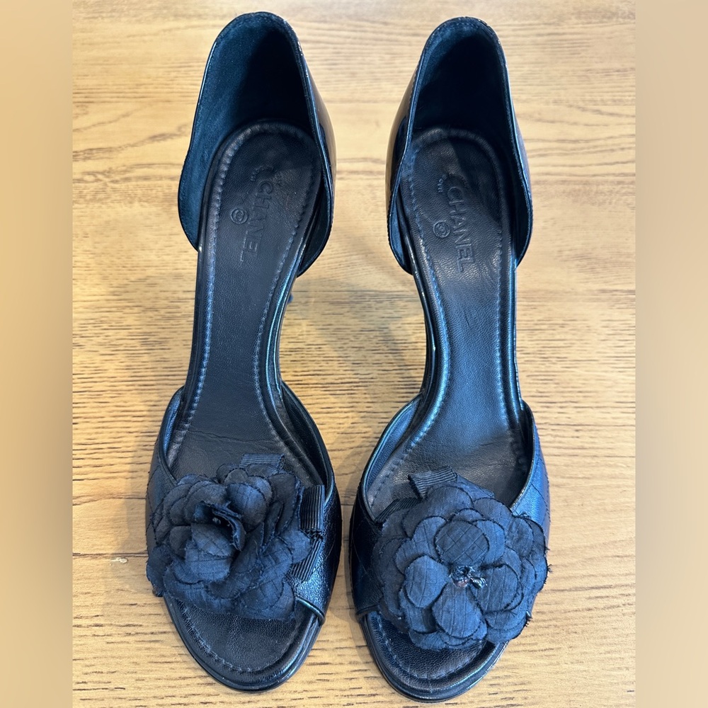 CHANEL Black Patent Leather Satin Camellia Peep Toe Pump Size 39/9